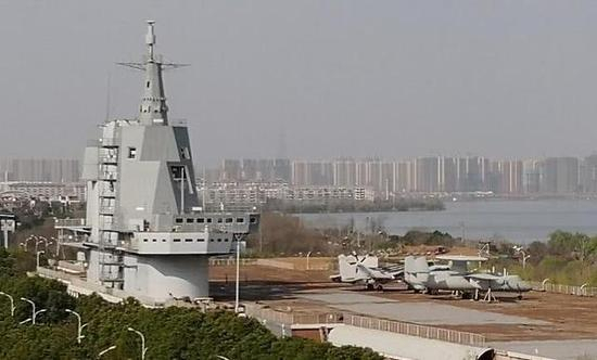 我国航母试验平台舰岛近景。图片来自网络，感谢发布者。