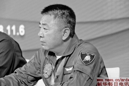 ▲歼-20首飞试飞员李刚在记者见面会上（11月6日摄）。 新华社记者刘芳摄