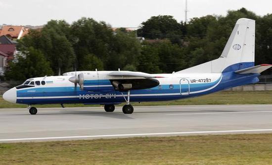 图为“年事已高”的苏制安-24支线客机/轻型运输机。