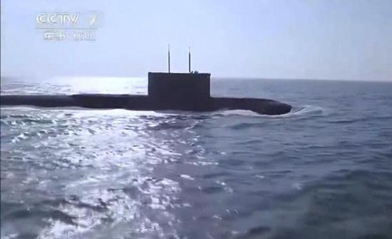 中国海军基洛级潜艇，注意艇体似乎加长