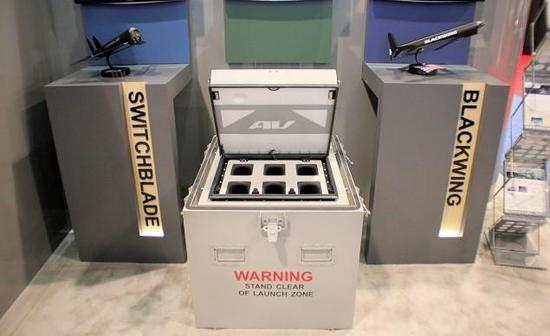 图为AeroVironment公司的“弹簧刀”和“黑翼”巡飞弹/自杀式无人机，及其储运/发射箱。