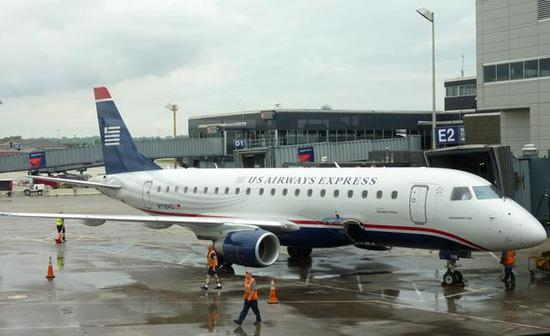 图为用作货运班机的ERJ-175E2，该机和Q400一样同为90座级支线飞机。