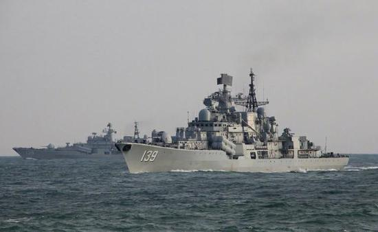 图中为第二批引进的现代级改进型驱逐舰泰州舰、宁波舰。