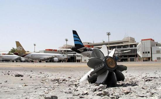 图为被困在利比亚首都的黎波里国际机场的民航班机。