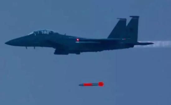F-15E投掷B-61-12核弹试验