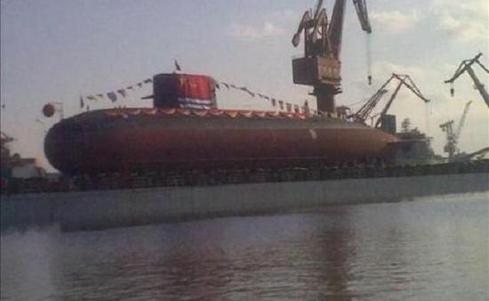 国产潜艇已经装备综合水声系统，注意这艘潜艇的舷侧阵