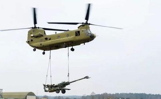 CH-47吊运M777超轻型火炮