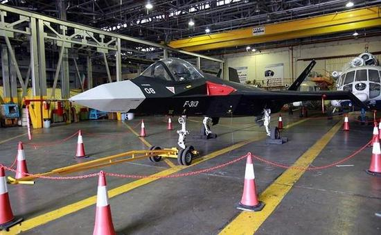  图为静态展示的“征服者-313”原型机。其雷达罩-机身前段可见非常明显且突兀的折线。