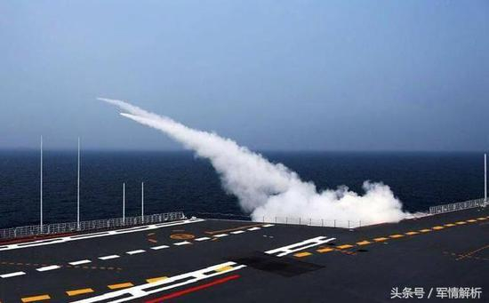 图：辽宁号航空母舰发射海红旗10近防导弹