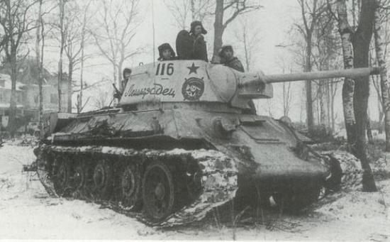 冬天里的T-34中型坦克