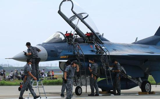 图为日本航空自卫队的F-2战斗机。