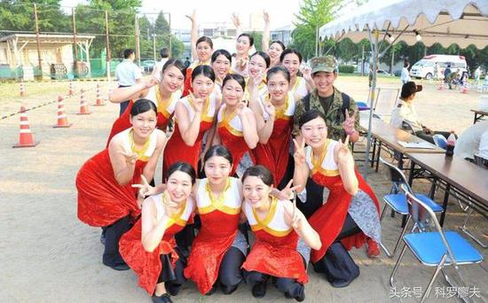 图片：日本陆上自卫队东北方面队地区旗队的开放日表演，自卫队的女公务员们。