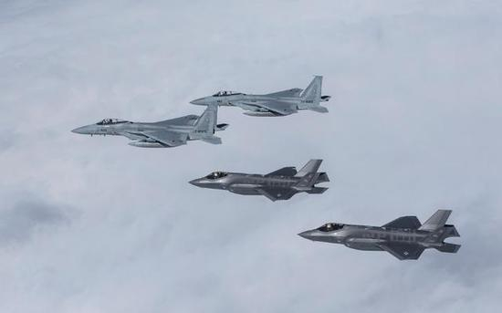 图为和F-35A合训的F-15C战斗机。