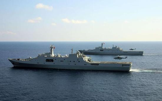 南海舰队071型船坞登陆舰在南海海域举行两栖登岛实战化训练。