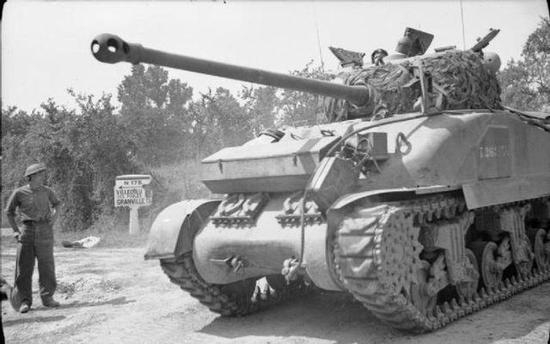 ▲萤火虫装备的17磅76mm反坦克炮号称屠虎驱豹