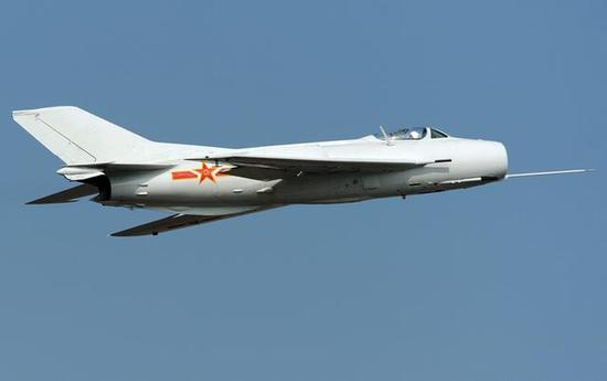 图为最后一批飞行的歼-6战斗机。