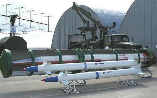 ▲S-400的部分型号拦截弹模型展示，最粗最长的是48N6拦截弹