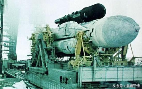 由于受到美国“星球大战”计划的刺激，苏联不惜血本发展太空武器
