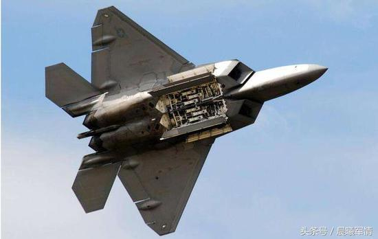 F22的主弹舱可以容纳6枚AIM120D中远程空空导弹