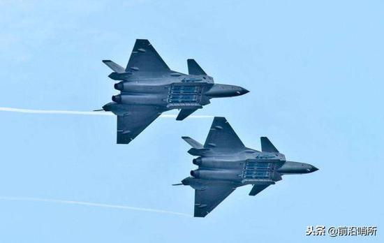 歼-20战机开仓高速平稳飞行