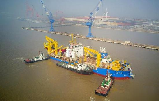 “天鲲号”离开港口进行试航