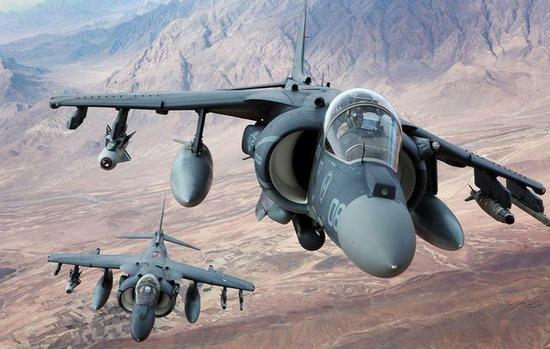 图片：AV-8B，座舱盖上的爆破索清晰可见