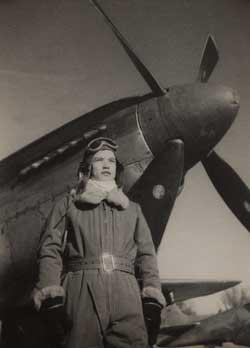 开国大典受阅前，林虎在战机前留影。