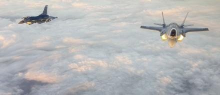 日本制造的F35A战机正在跨太平洋飞行