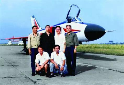 与歼8Ⅱ飞机试飞团队在一起。后排左起：鹿鸣东、何新明、顾诵芬、葛文墉。