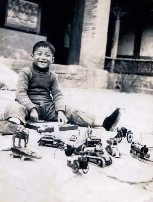 顾老从小爱科学。玩具模型不少。此照摄于北平。