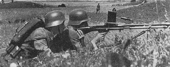 步兵的主要轻武器是长枪，手枪是辅助角色