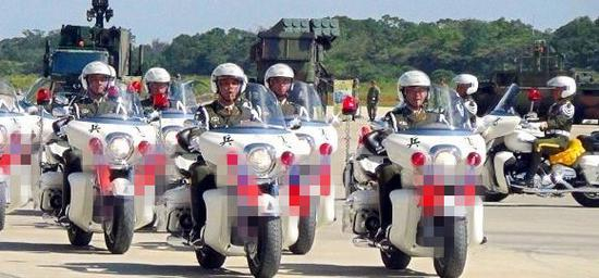 　“宪兵勤务连警卫排”日前扩编成“宪兵快速反应连”。