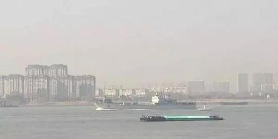 正驶往试验海域的936“海洋山”号登陆舰
