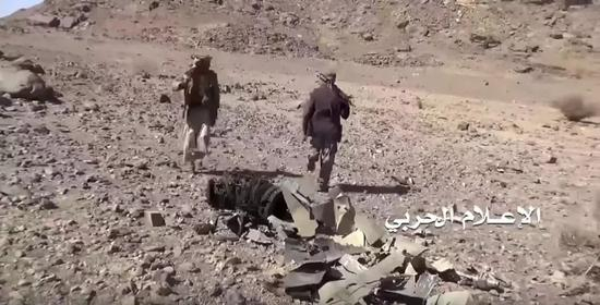 △胡塞武装的视频画面中反政府武装在碎片旁跳舞庆贺