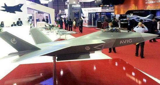 航展上的2.0版歼-31似乎更精干