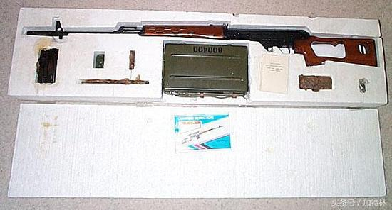 绿色的瞄准镜包装盒，较为坚固和可靠。