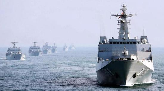 071型船坞登陆舰领衔的海军两栖打击群。