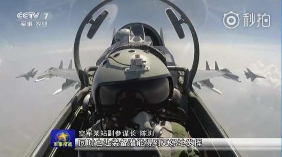 试训基地飞行员驾驶歼-16战机进行5机编队飞行训练。