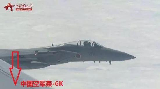 F-15J贴着轰-6K轰炸机飞行