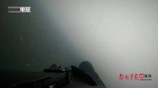 苏-35战机贴着浪尖掠海飞行。