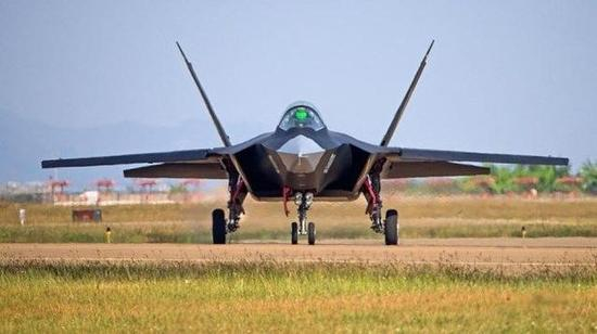 从前方看歼-31的确威武大气