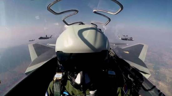 空军试训基地飞行员驾驶歼-20战机进行5机编队飞行训练。