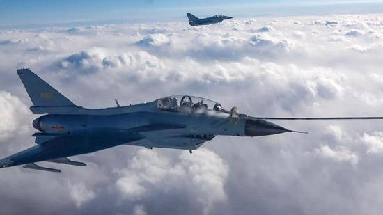 歼-10S双座型进行空中加油训练。