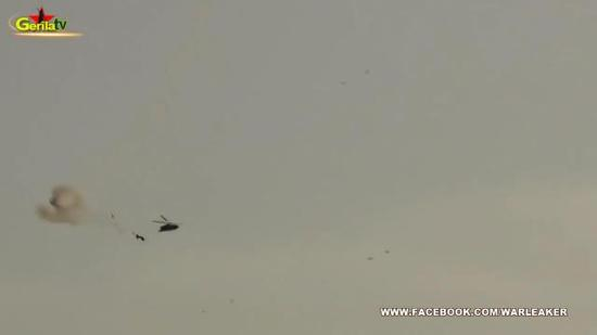图片：被“针”式导弹击中后解体的土耳其AH-1武装直升机。