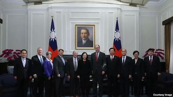 2月21日，蔡英文与美国部分议员会面