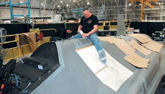 在犹他州的希尔空军基地，一位技术人员正在一架F-35上工作着