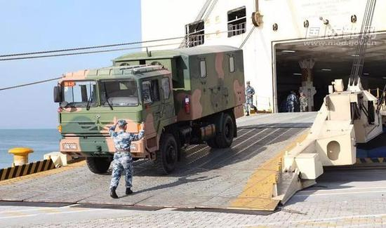 参加中国军方演练的滚装船