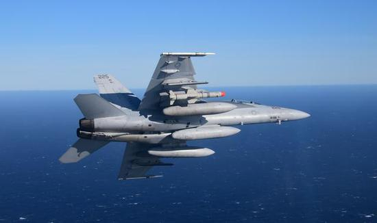 图为携带AGM-84“鱼叉”反舰导弹的F-18战斗机。