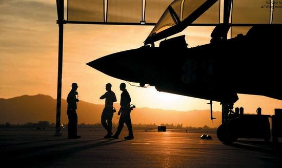 在亚利桑那州的卢克空军基地（Luke AFB，Ariz。），地勤人员正在为一架F-35战机作好夜航的准备
