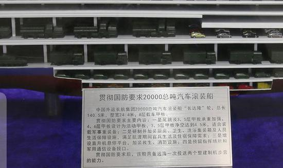 图片：和小汽车摆在一起的居然是坦克、军车，还有红旗-9地空导弹发射系统。